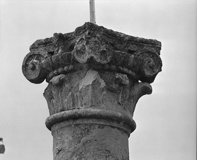 Croix de chemin, dite croix Blanche. Chapiteau.
