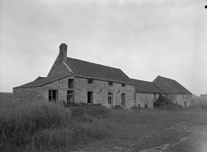 Logis précédé d'un appentis, et dépendances.