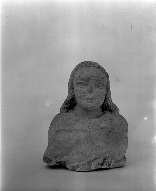 Fragment de statue, buste : Vierge à l'Enfant (?)