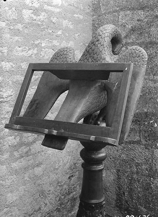 Détail : pupitre, trois-quarts droit.