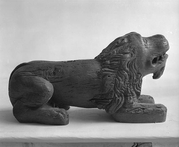 Détail : un des trois lions qui portent le pied.