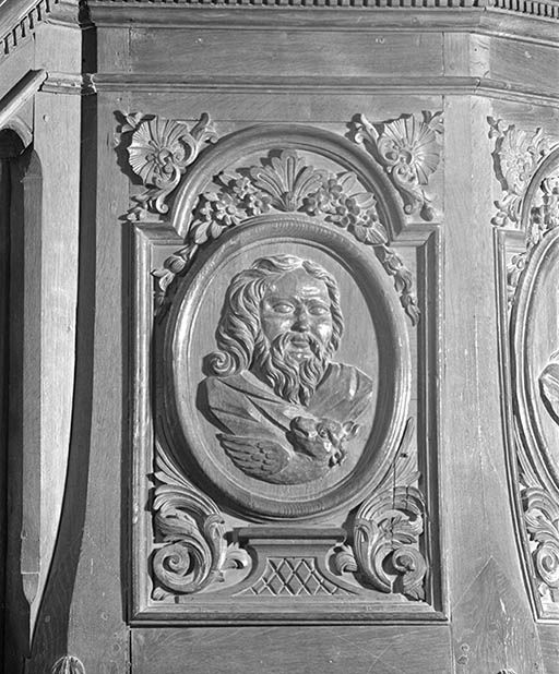 Détail : panneau sculpté.
