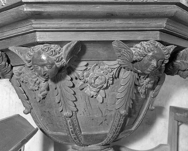 Détail : culot sculpté.