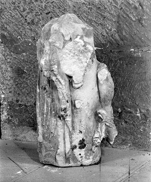 Fragment de croix monumentale : profil droit.