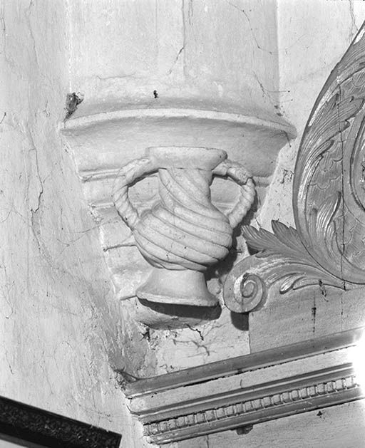 Chapelle gauche. Culot postérieur gauche mouluré avec vase en relief, à anses et panse torsadées.