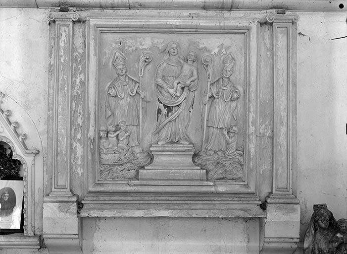 Bas-relief : Vierge à l'Enfant, saint Claude, et saint Nicolas ressuscitant les trois petits clercs