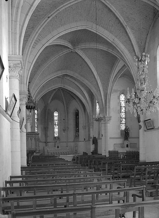 Vue intérieure vers le choeur. Voûte d'ogives.