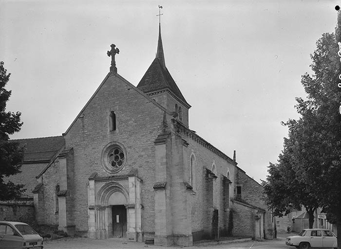 Façade occidentale avec portail.