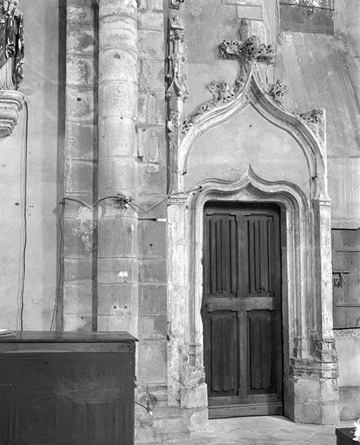 Porte ornée d'accolades et pinacles.