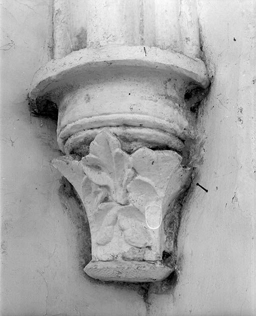 Chapiteau antérieur droit du choeur (décoré de larges feuilles imbriquées).