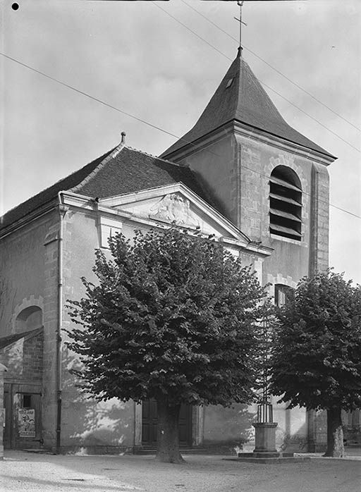 Façade occidentale avec clocher.