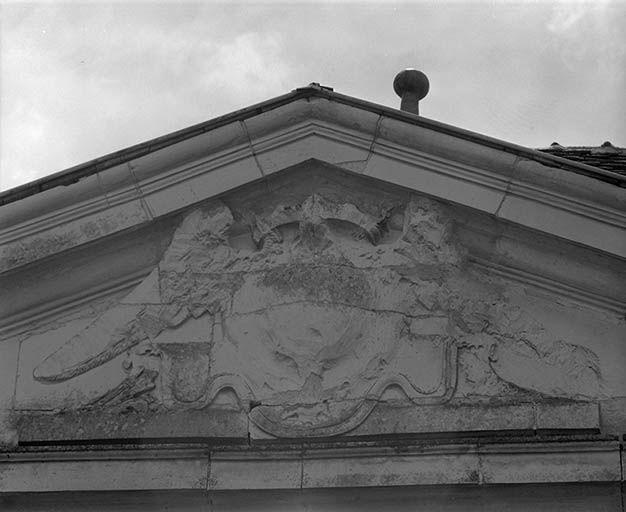 Façade antérieure. Fronton.