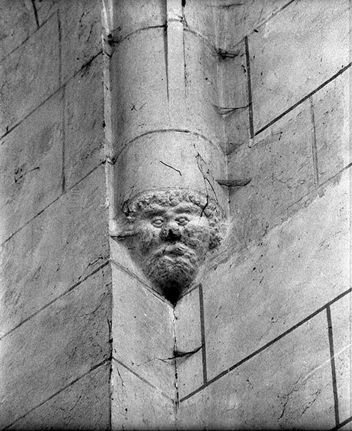 Culot décoré d'une tête en relief.