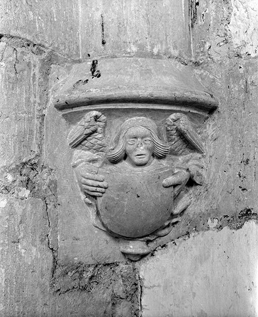 Culot décoré d'un ange porte-blason en relief.