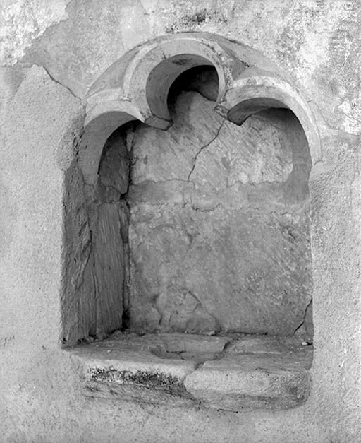 Piscine à arc trilobé, à gauche de la porte d'escalier du choeur.