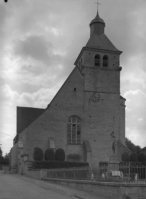 Façade occidentale avec clocher.