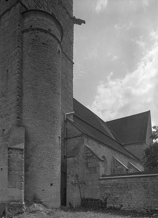Façade latérale droite et tour d'escalier du clocher.
