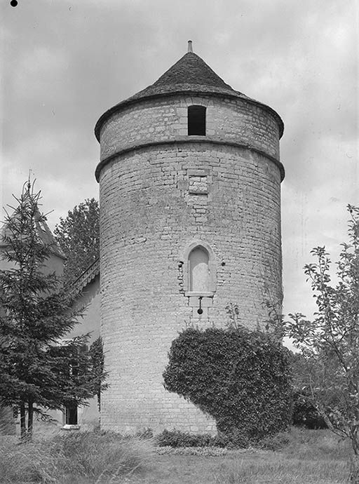 Colombier (ancienne tour), dans le jardin du château.