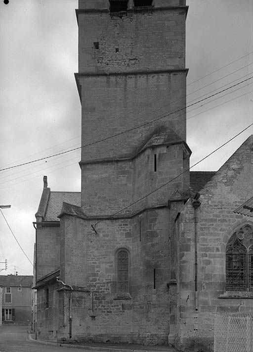 Base du clocher côté nord, entre transept et chevet.