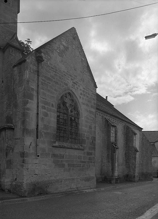 Façade du transept et bas-côté nord.