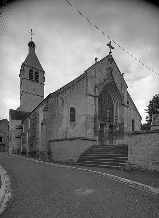 Façade occidentale avec portail et clocher (en arrière-plan).