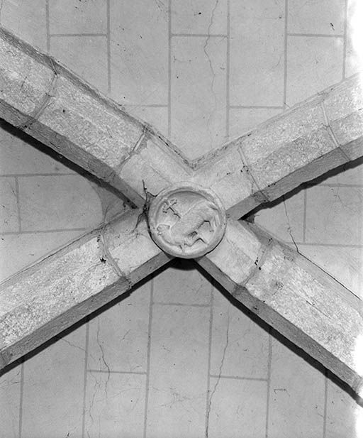 Clef de voûte sculptée de l'Agneau mystique.