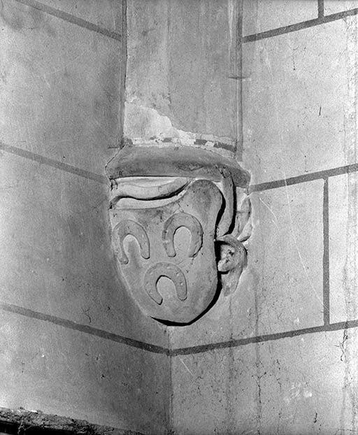 Chapelle à gauche du bas-côté gauche, angle antérieur gauche. Culot sculpté d'un blason orné de trois fers à cheval.