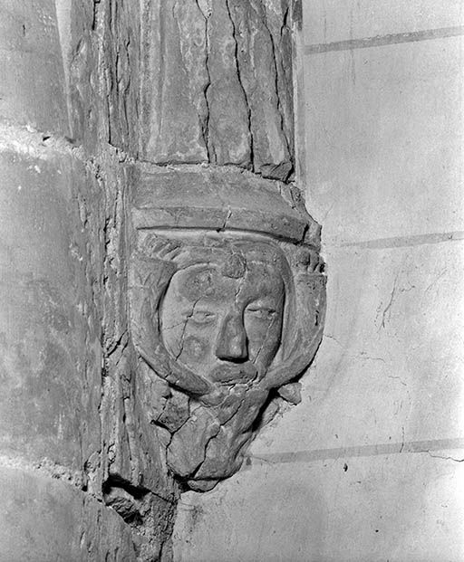 Culot sculpté d'un visage humain.