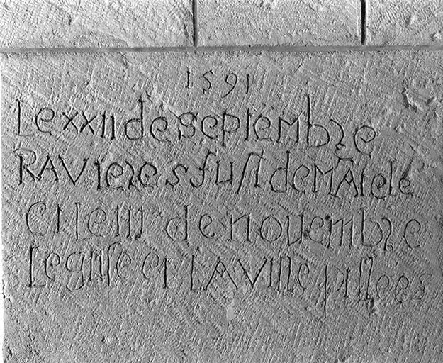 Inscription gravée avec date.