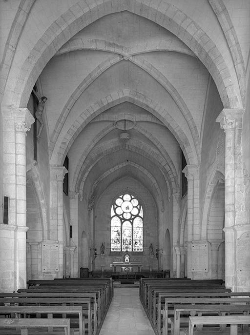 Vue intérieure vers le choeur, avec voûte.