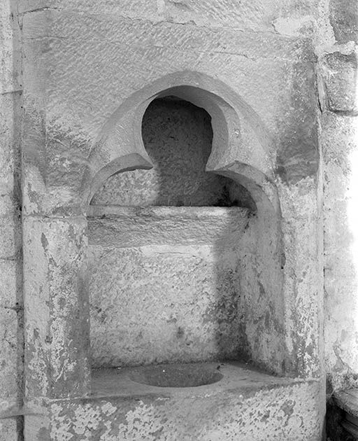 Lavabo dans une niche.