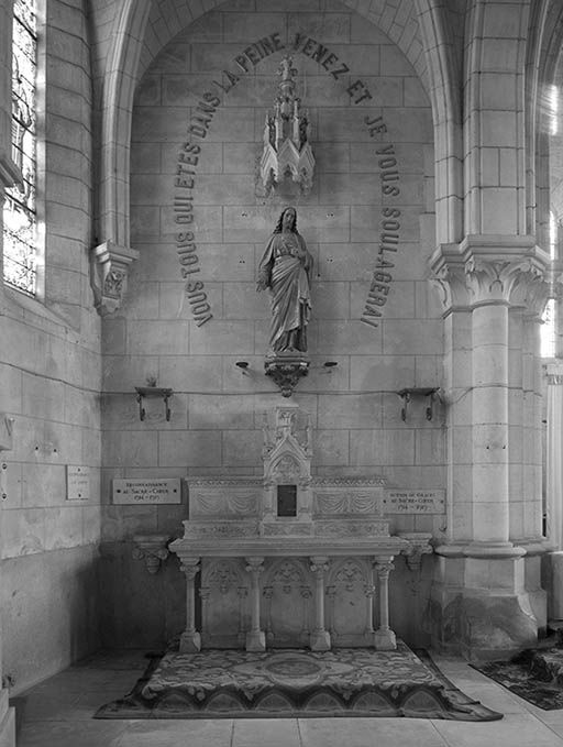 Autel de la chapelle latérale droite.