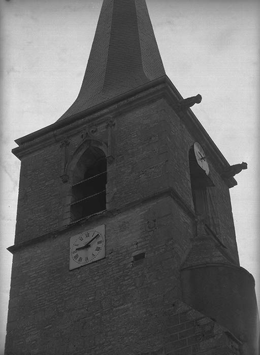 Clocher : mur antérieur, tête humaine sculptée.