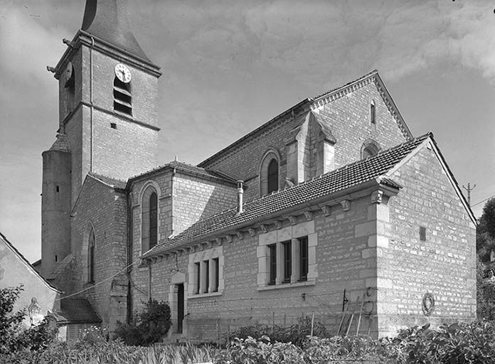 Façade latérale droite et sacristie.