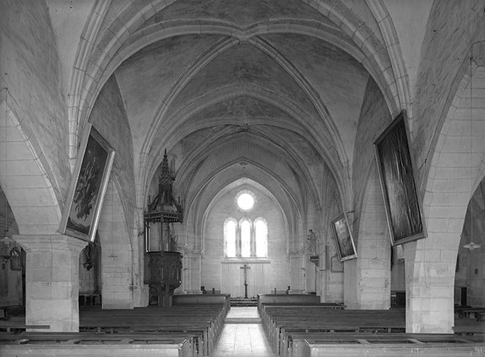 Nef vue depuis l'entrée du porche principal.