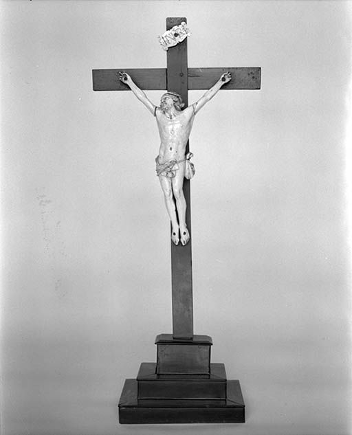Croix d'autel : vue d'ensemble.
