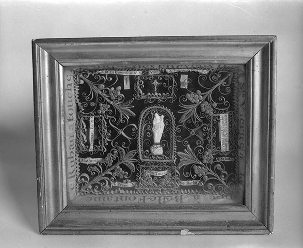 Reliquaire avec figurine en plâtre de la Vierge à l'Enfant.