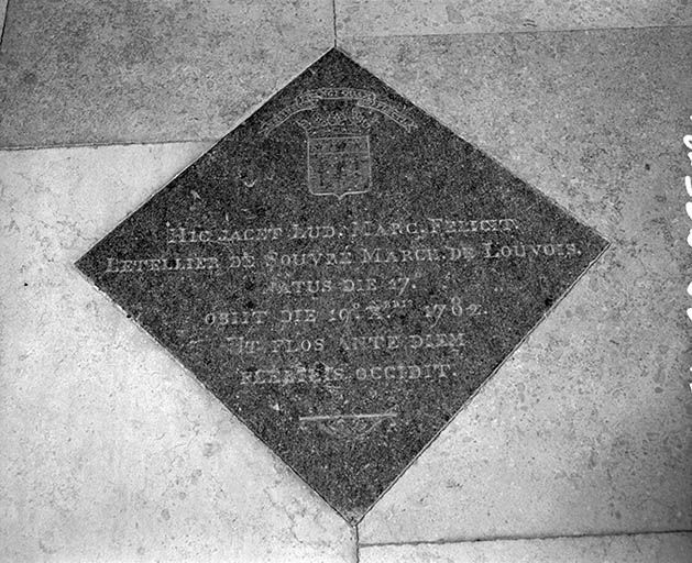 Plaque funéraire dans le dallage du transept.