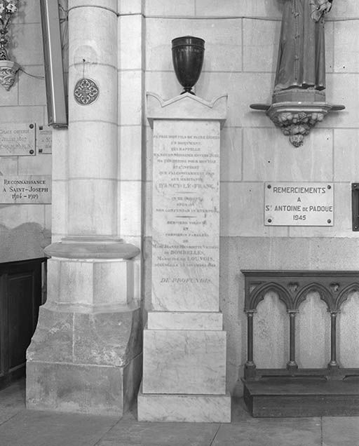 Monument funéraire : vue d'ensemble.