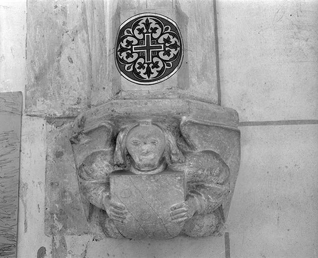 Culot sculpté dans le bas-côté droit.