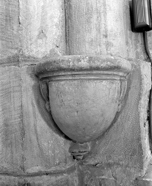 Culot sculpté dans le bas-côté droit.