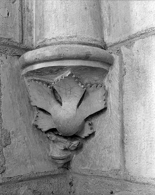 Culot sculpté dans le bas-côté droit.