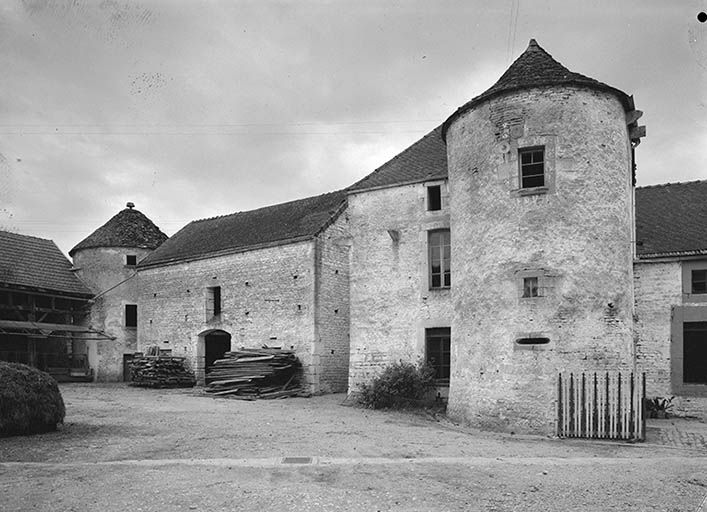 Dépendances et tour. Façades sur cour.