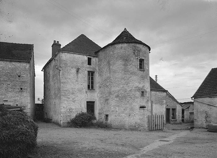 Bâtiment à toit en pavillon et tour. Façades sur cour.