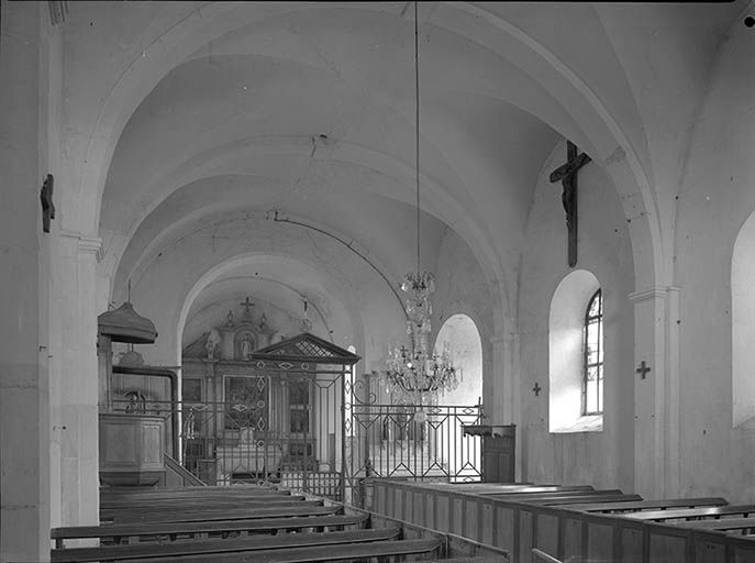 Vue intérieure vers le choeur. Clôture liturgique et chaire à prêcher.