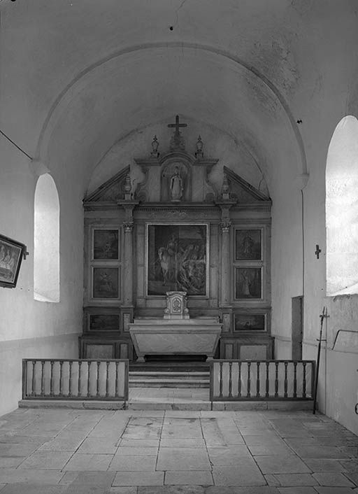 Vue intérieure. Choeur liturgique avec autel et retable.