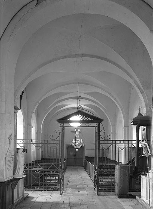 Vue intérieure prise depuis le choeur. Clôture liturgique et chaire à prêcher.