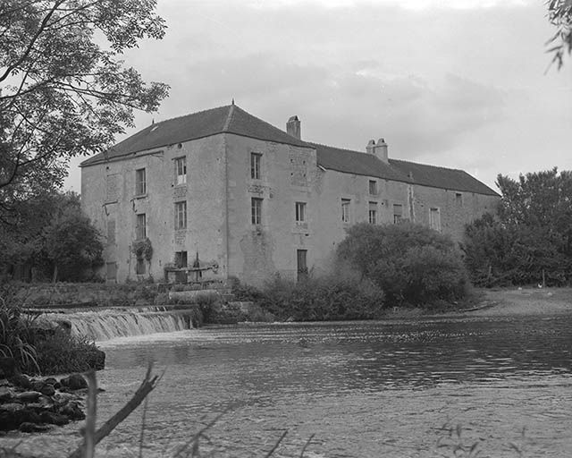 Moulin alimenté par un bief de l'Armançon. Vue extérieure.