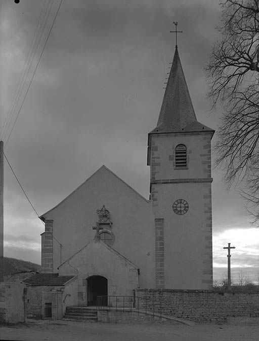 Façade occidentale avec porche et clocher.