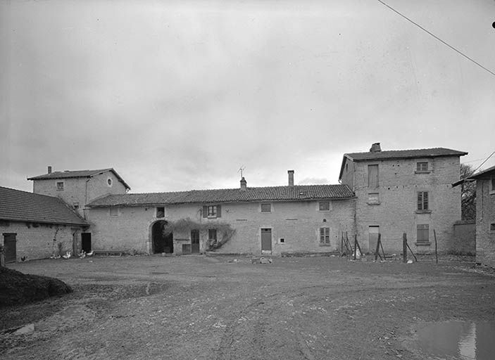 Logis et dépendances. Façades sur cour.